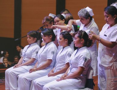 Enfermería de la Unach inicia a sus estudiantes en la tarea de cuidar al enfermo