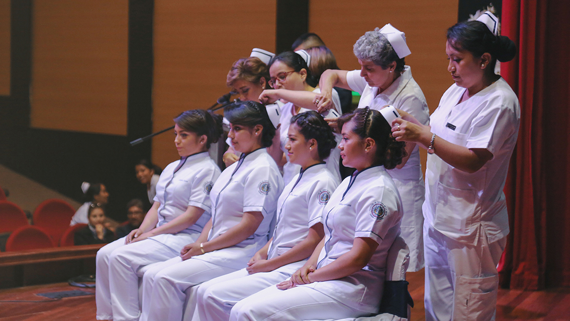 Enfermería de la Unach inicia a sus estudiantes en la tarea de cuidar al enfermo