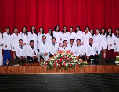 Estudiantes de la Unach recibieron sus mandiles como laboratoristas clínicos