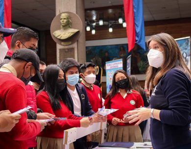 Unach participa en feria universitaria