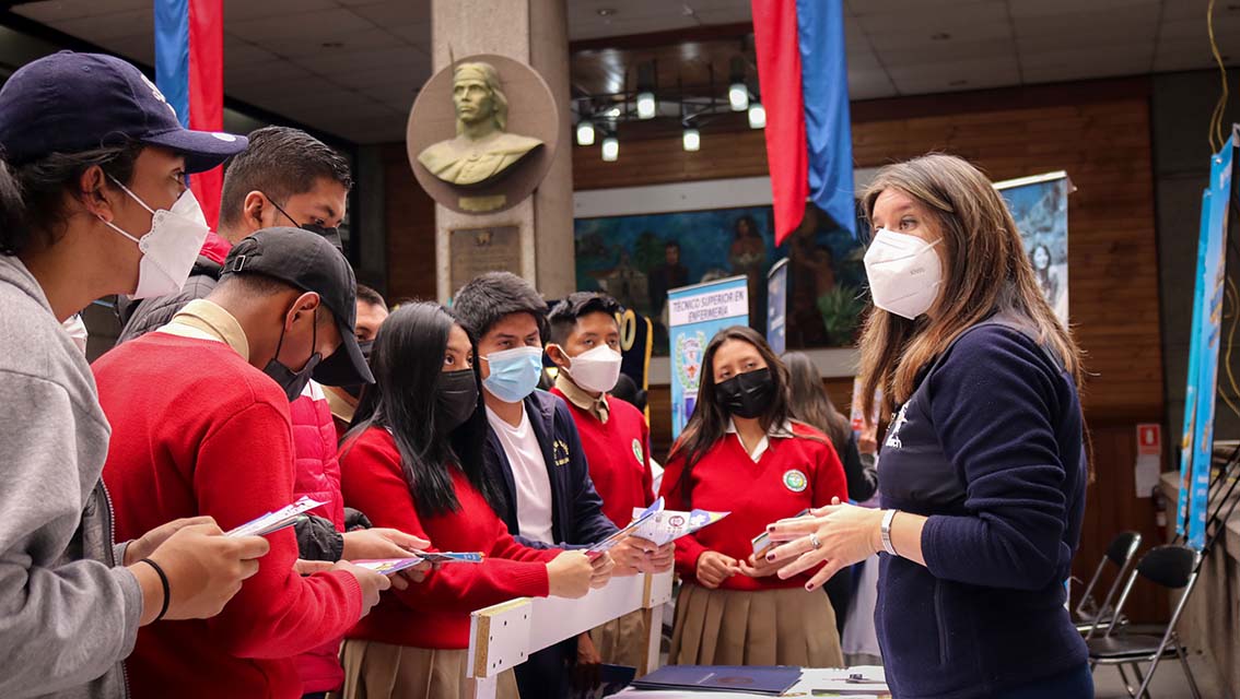 Unach participa en feria universitaria