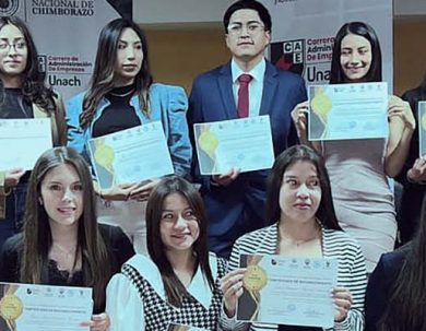 CARRERA DE ADMINISTRACIÓN DE EMPRESAS RECONOCIÓ A 25 ESTUDIANTES EN CAE AWARDS